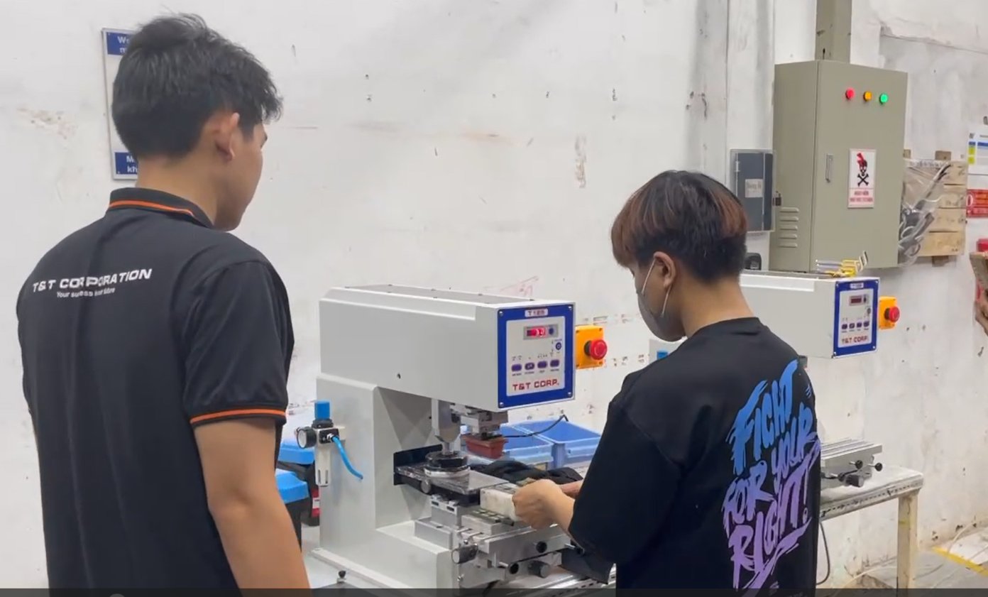 Ảnh traing cho kỹ thuật viên của khách hàng tại nhà máy